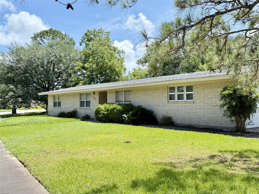 309 Town And Country Drive, El Campo, TX 77437 - Image #3