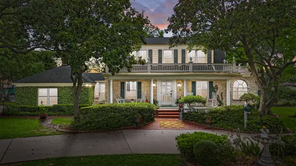 916 E James Street, Baytown, TX 77520