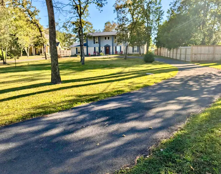 410 Brook Hollow Drive, Conroe, TX 77385 - Image #2