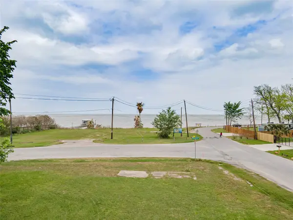 1 Jackson Avenue, Bacliff, TX 77518