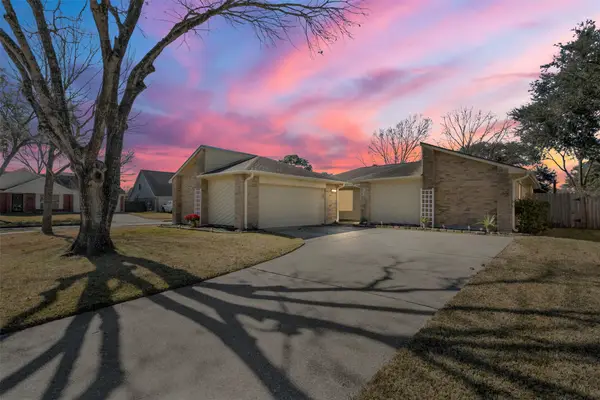 423 Meadowpoint Drive, League City, TX 77573