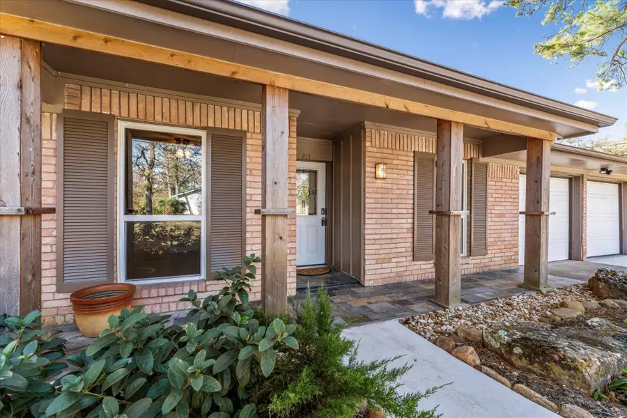 215 Hillcrest Drive, Conroe, TX 77303 - Image #2