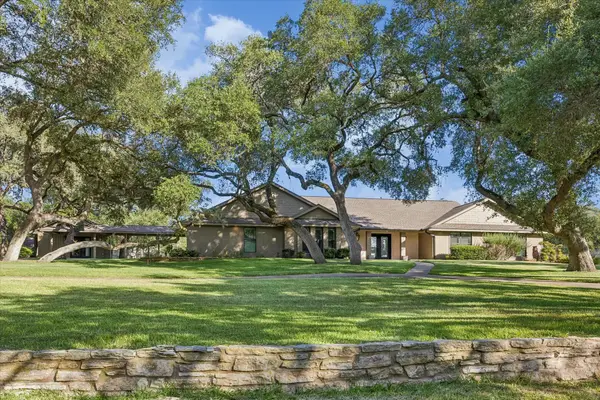 211 Rolling Hill Drive, La Grange, TX 78945