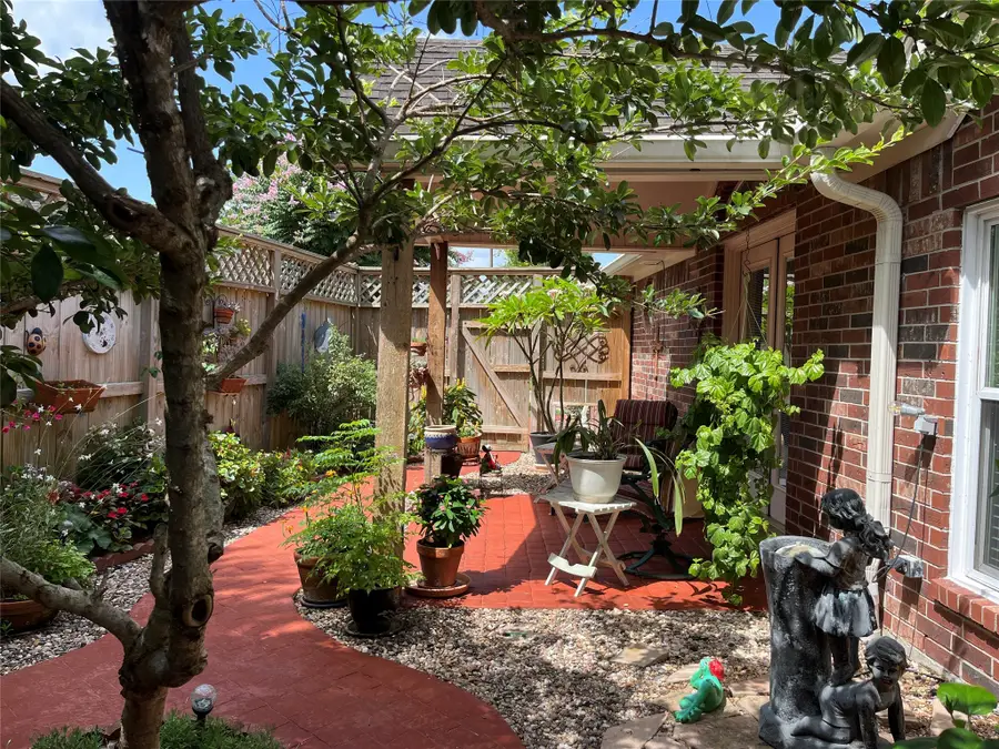 417 Forest Pines Court, Friendswood, TX 77546 - Image #2