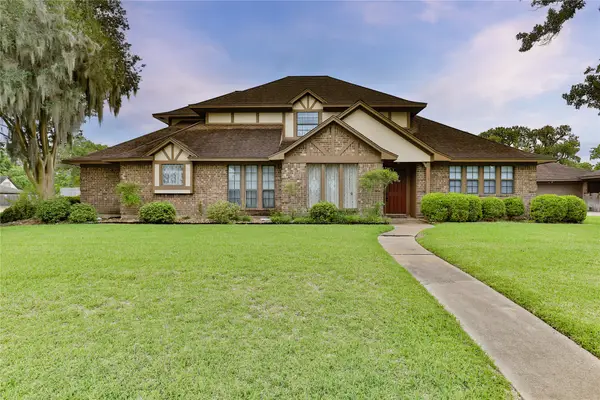 101 White Oak Drive, Lake Jackson, TX 77566