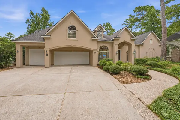 54 N Wooded Brook Circle, The Woodlands, TX 77382