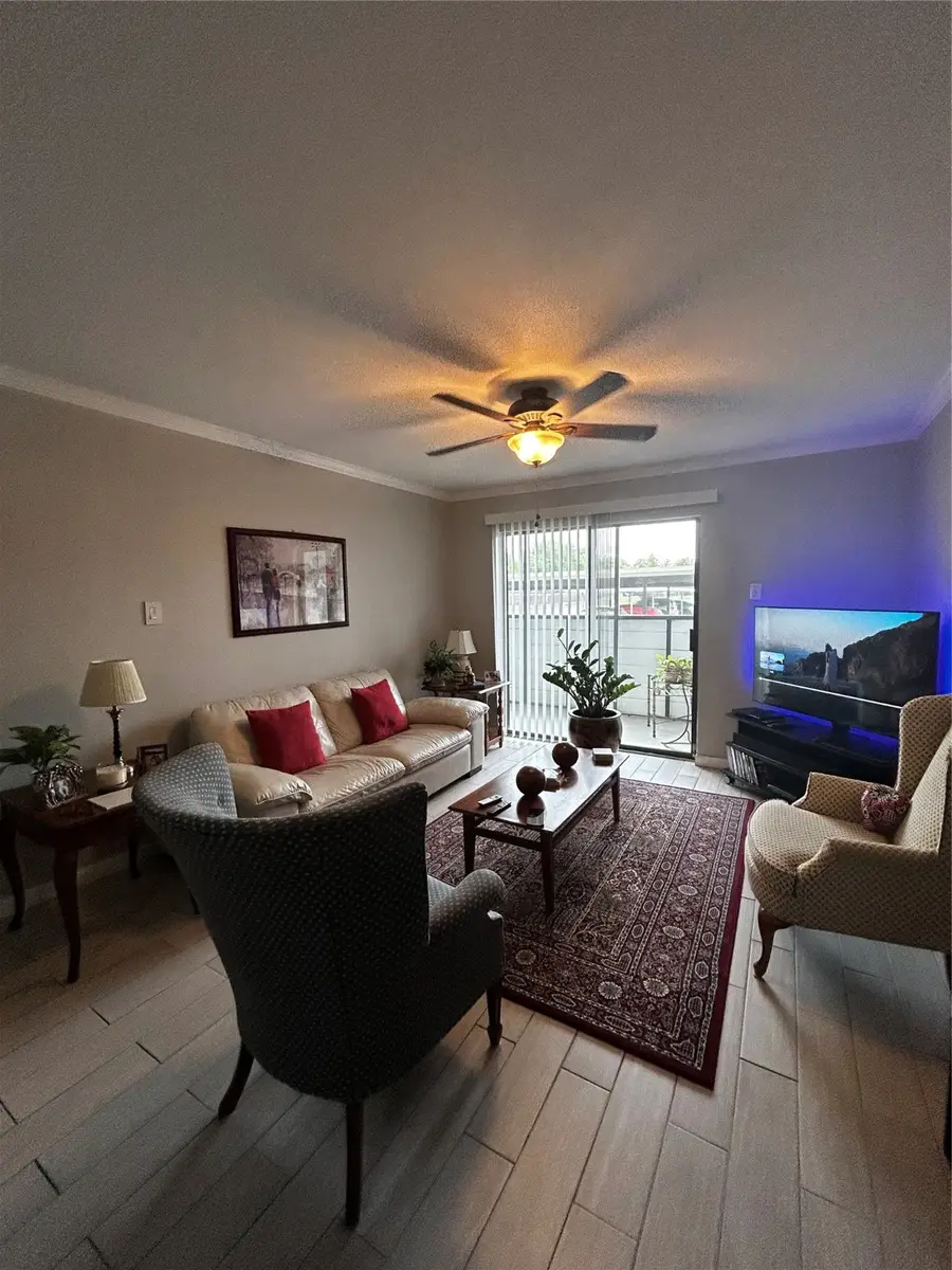 3025 Walnut Bend Lane #18, Houston, TX 77042 - Image #2