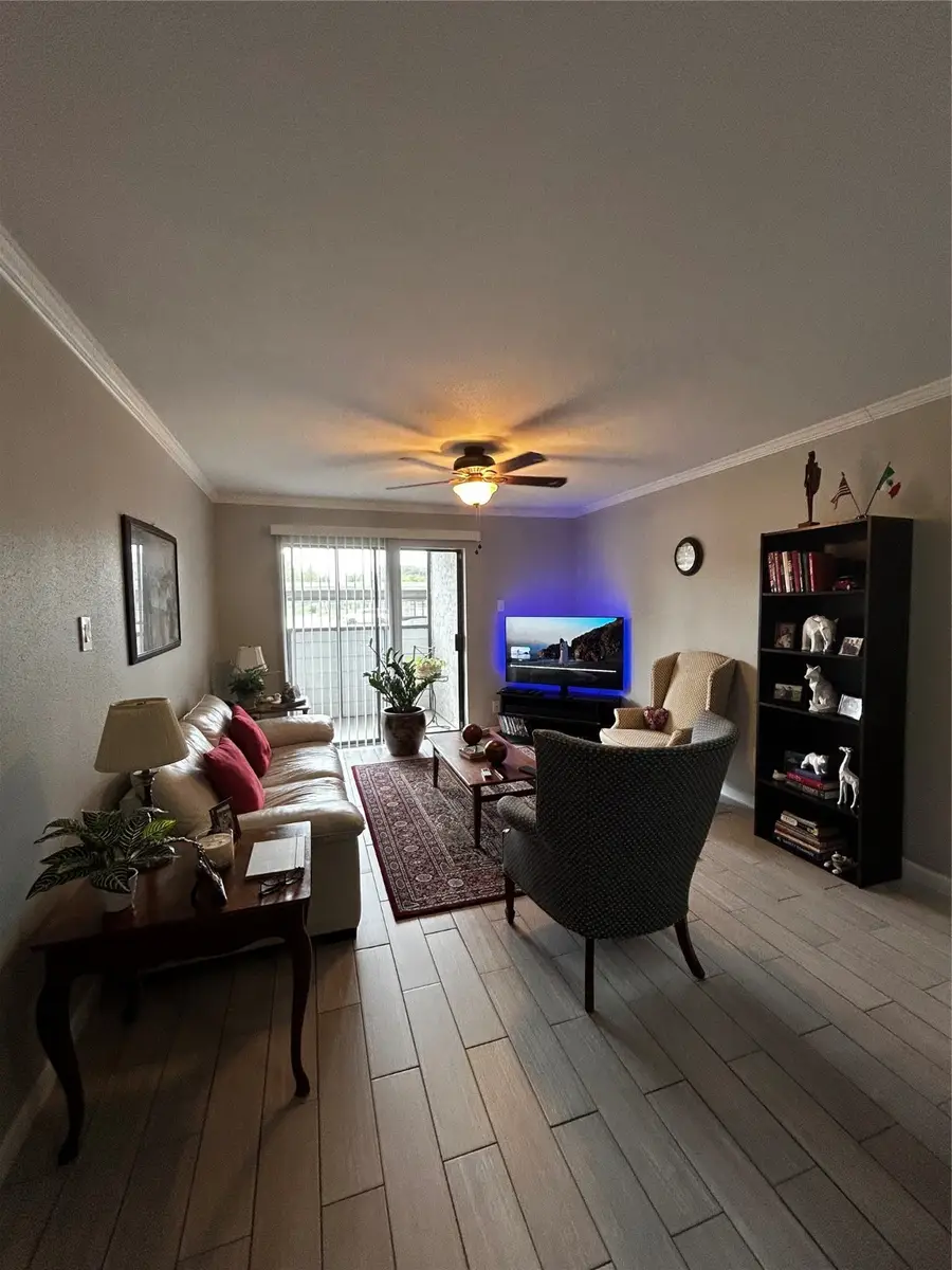 3025 Walnut Bend Lane #18, Houston, TX 77042 - Image #3