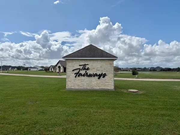 113 Legends Way, El Campo, TX 77437