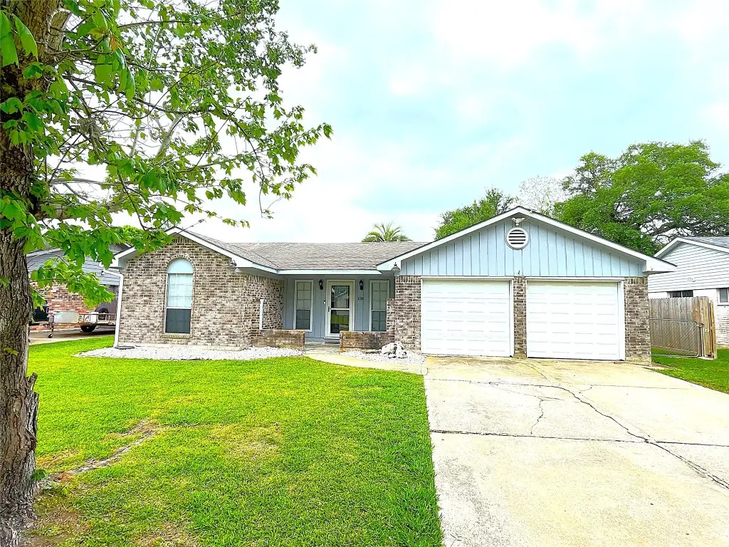 128 Houston Street, Angleton, TX 77515 - #1