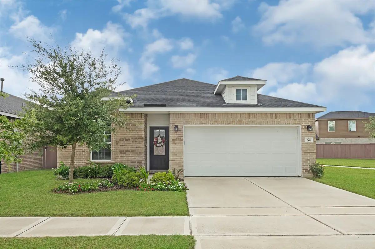 301 Prairie Grass Trail, Clute, TX 77531 - Image #1