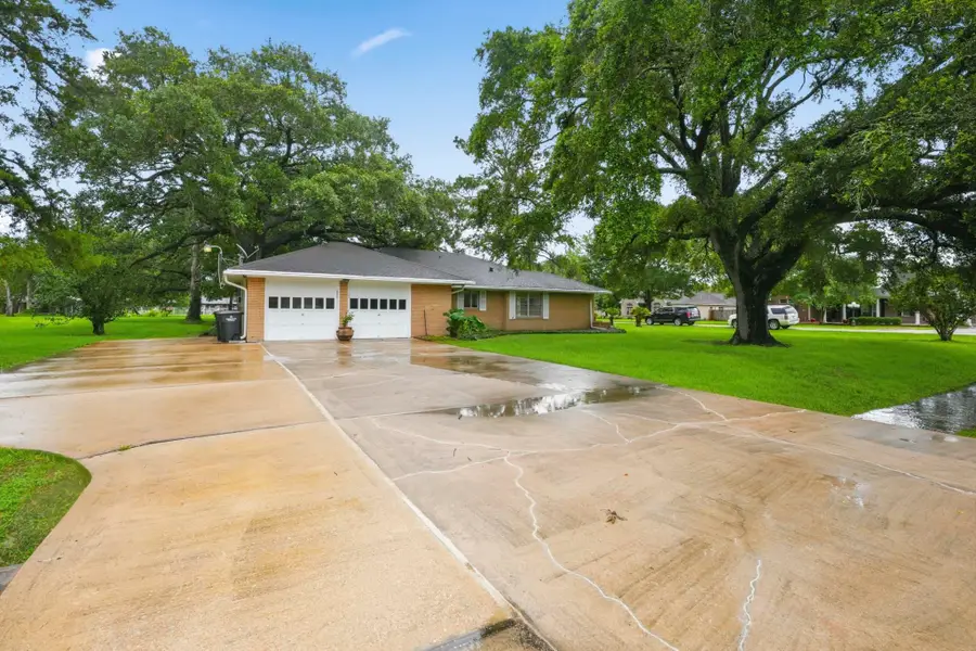 412 W Duncan Street, Alvin, TX 77511 - #3