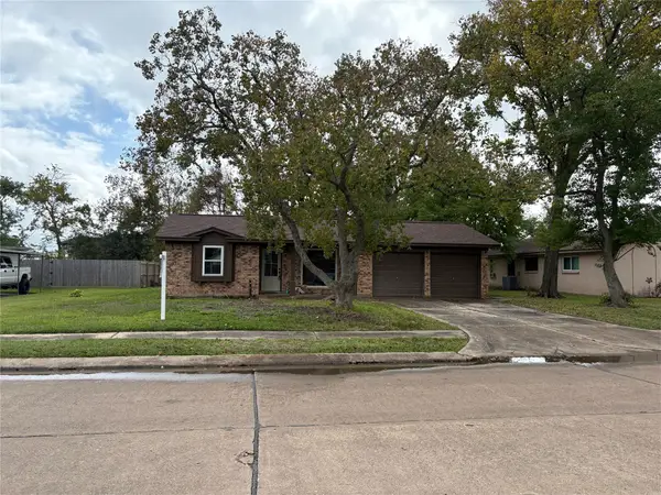 136 Talisman Street, Lake Jackson, TX 77566