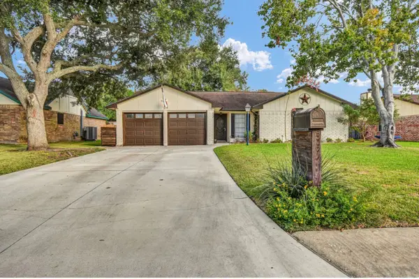 53 Blue Bell Court, Lake Jackson, TX 77566
