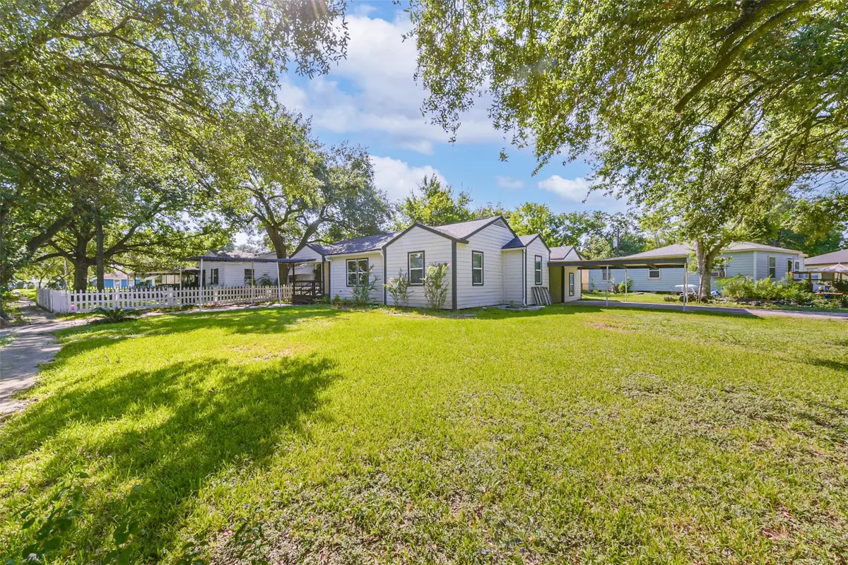 1102 W Hart Avenue, Pasadena, TX 77506 - #1