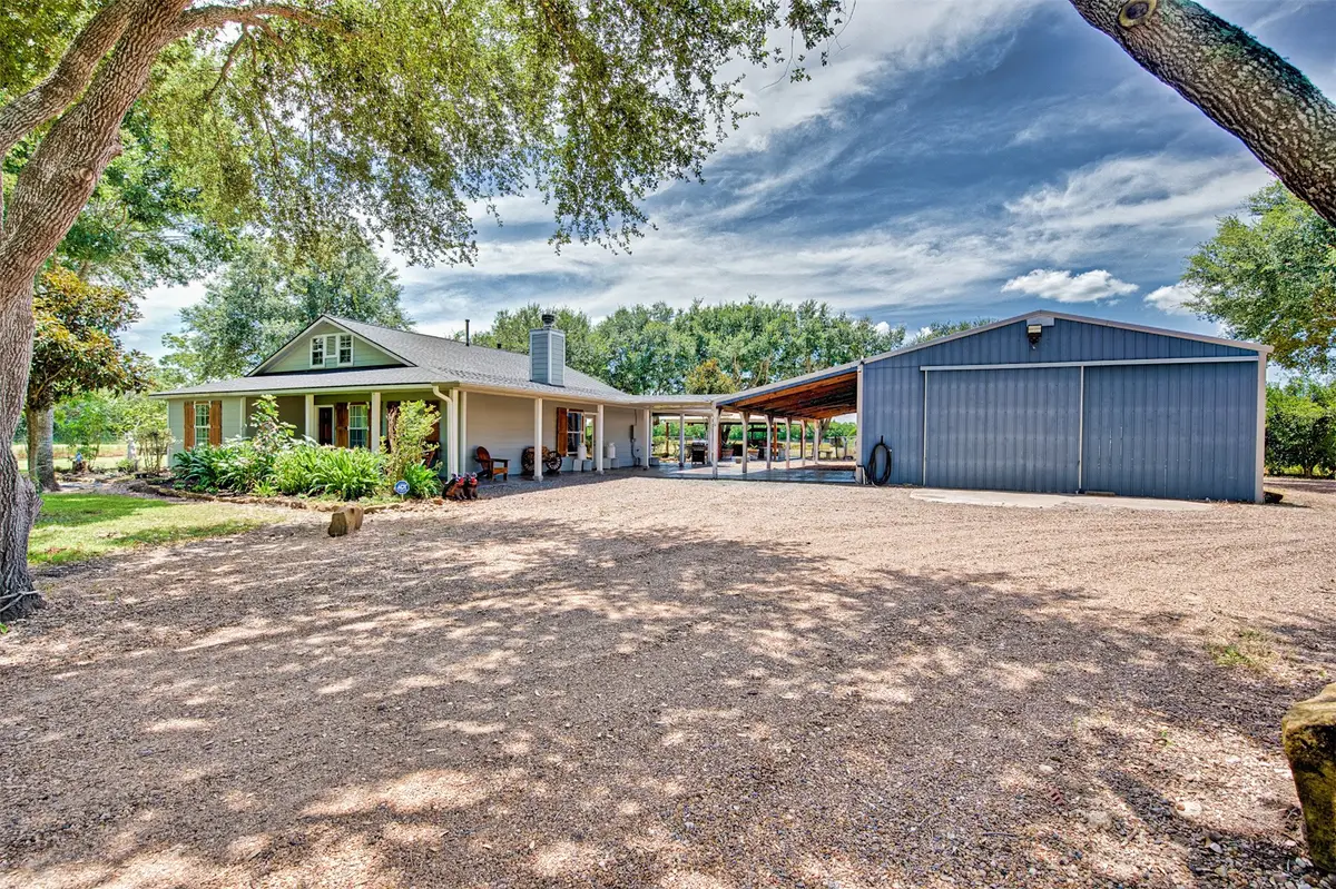 23104 Hopkins Lane, Damon, TX 77430 - Image #1