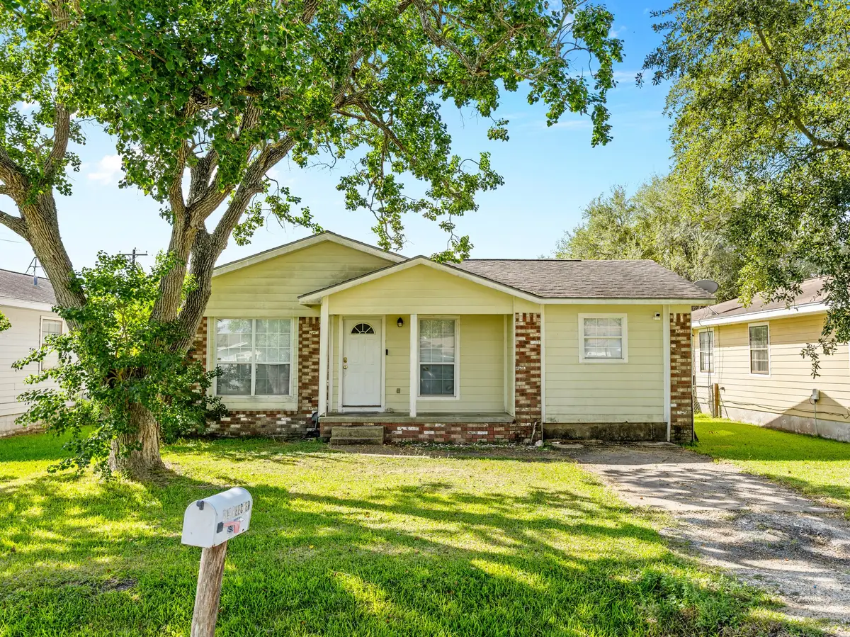 219 E Beecher Avenue, Palacios, TX 77465 - Image #1