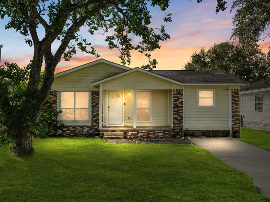 219 E Beecher Avenue, Palacios, TX 77465 - Image #2