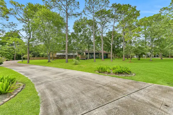 1102 Cowards Creek Drive, Friendswood, TX 77546