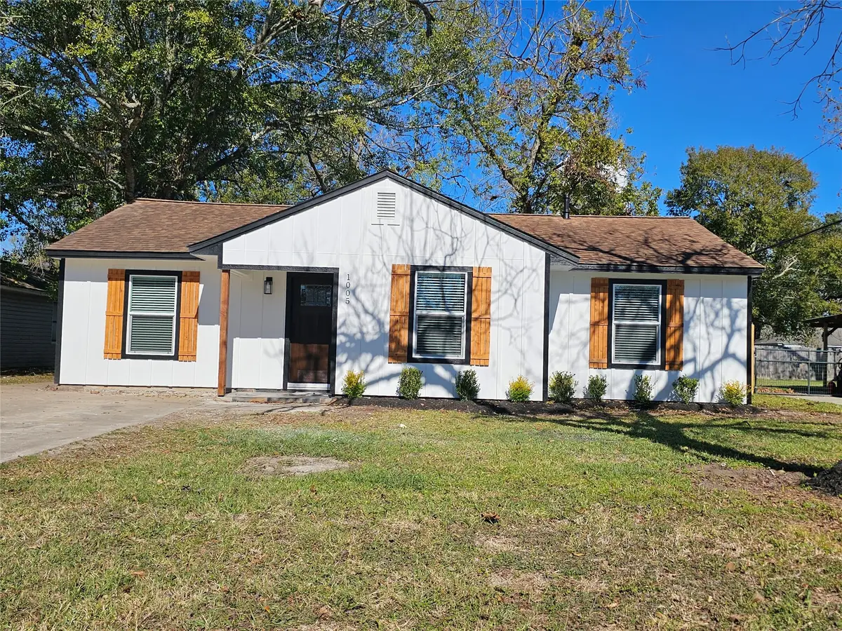 1005 Robinhood Lane, Angleton, TX 77515 - Image #1