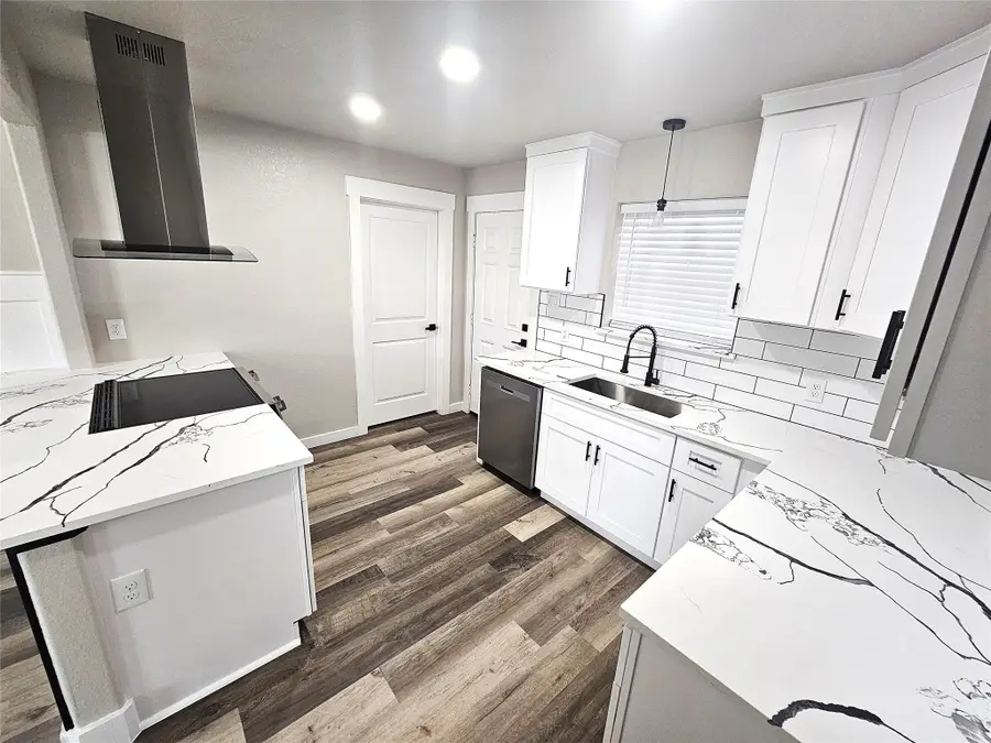 1005 Robinhood Lane, Angleton, TX 77515 - Image #3