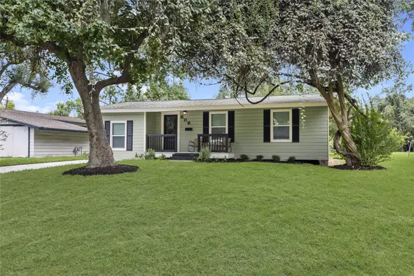 606 Winding Way Street, Lake Jackson, TX 77566