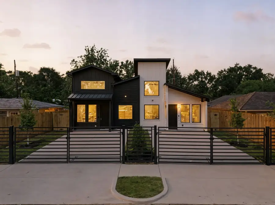 5029 Van Fleet Street #A/B, Houston, TX 77033 - Image #2