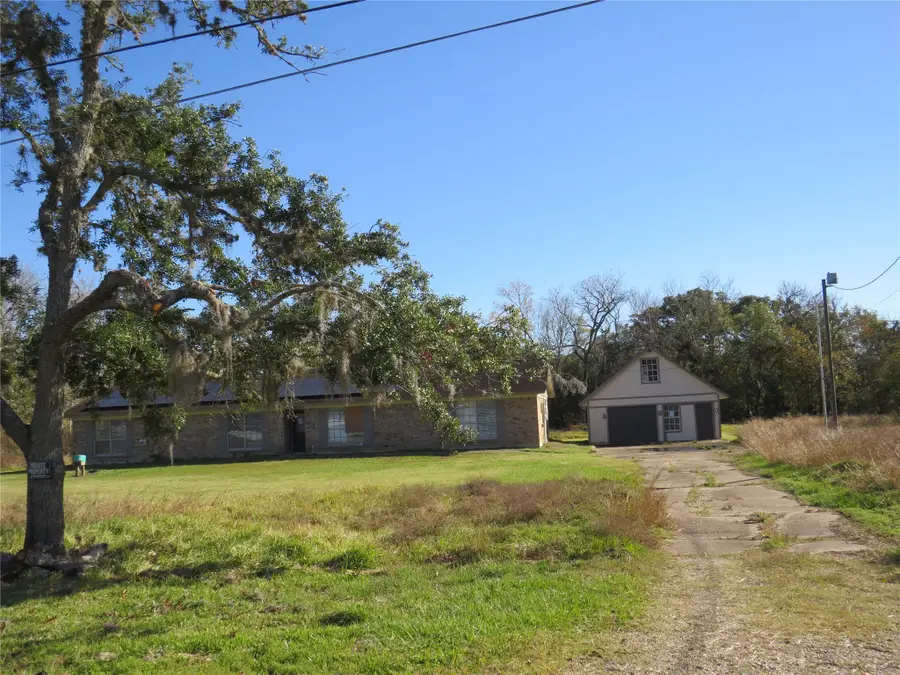 10 Forrest Lane, Angleton, TX 77515 - Image #2