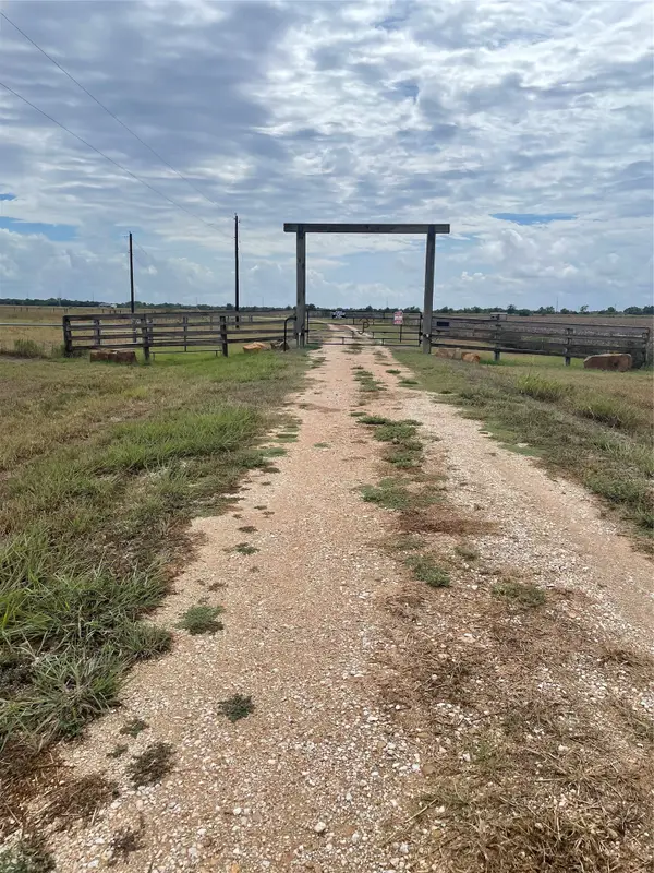357 Mustang Ridge Rd Road, El Campo, TX 77437