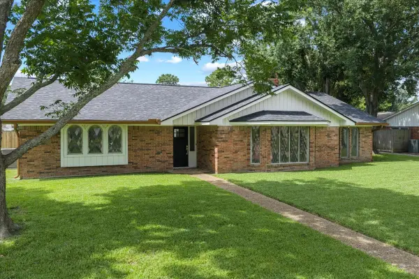 4805 N Burning Tree Drive, Baytown, TX 77521