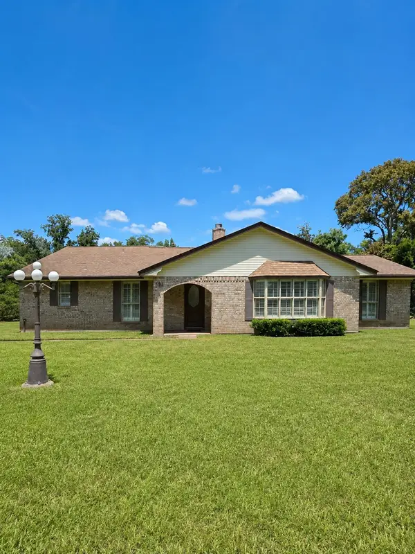 148 Hickory Drive, Richwood, TX 77531