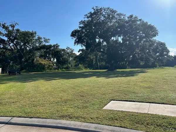 118 Creekside Lane, Lake Jackson, TX 77566