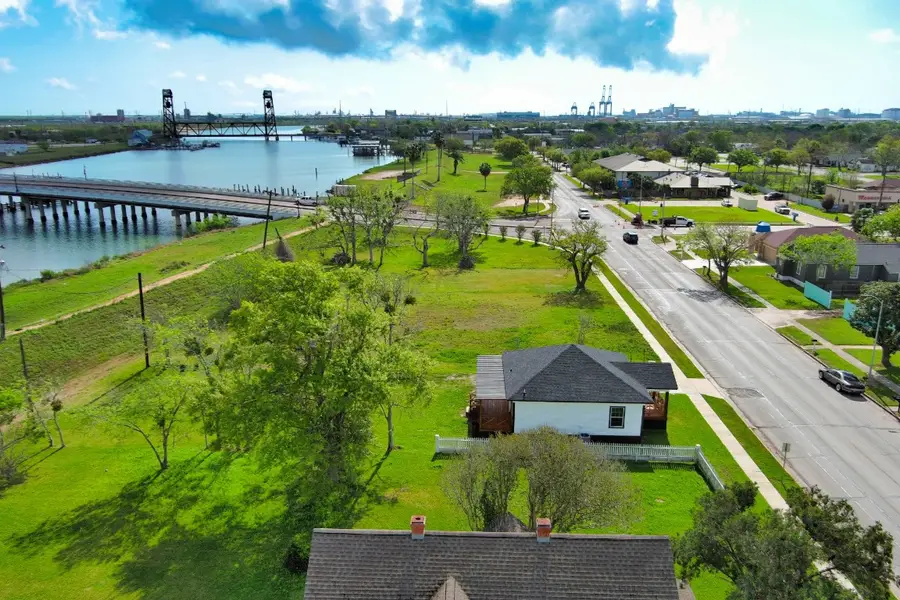 1122 W 2nd Street, Freeport, TX 77541 - #2