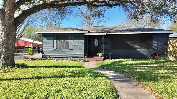 408 Walnut St, Yoakum, TX 77995