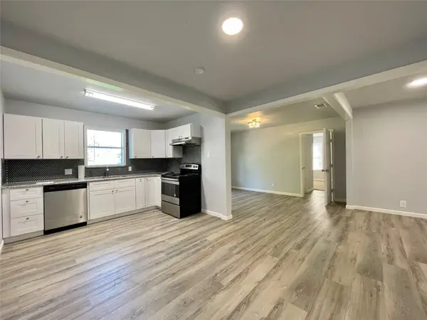 150 Huisache Street, Lake Jackson, TX 77566