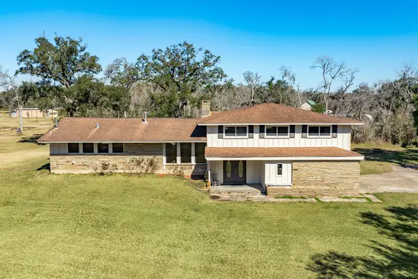 504 W Highway 332 W, Lake Jackson, TX 77566