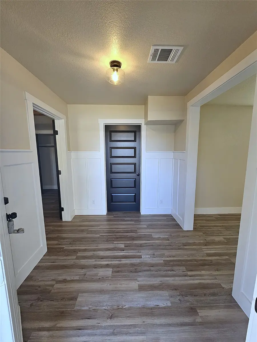 917 E Myrtle Street, Angleton, TX 77515 - Image #2