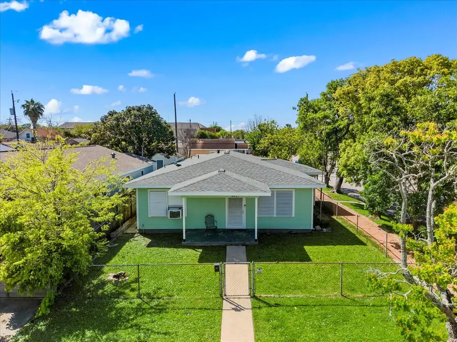 4827 Avenue Q 1/2, Galveston, TX 77551 - Image #2