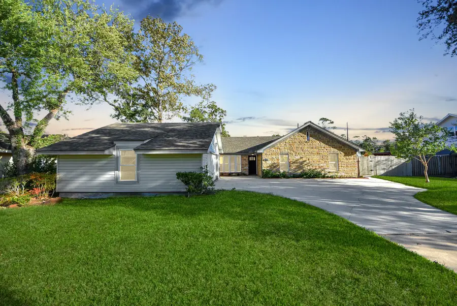 103 Cherry Tree Lane, Friendswood, TX 77546 - Image #2
