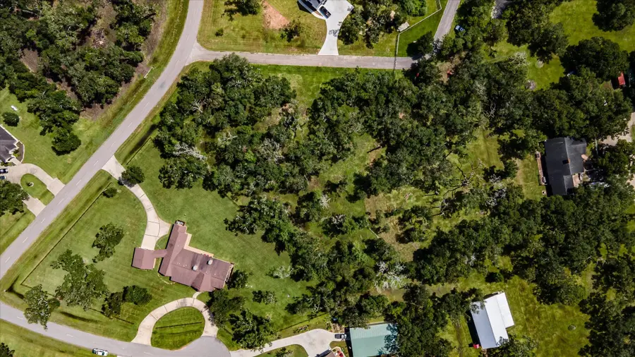 406 Thousand Oaks Drive, Angleton, TX 77515 - #2