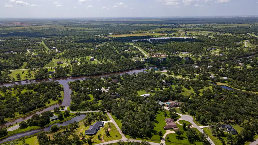 406 Thousand Oaks Drive, Angleton, TX 77515 - #3