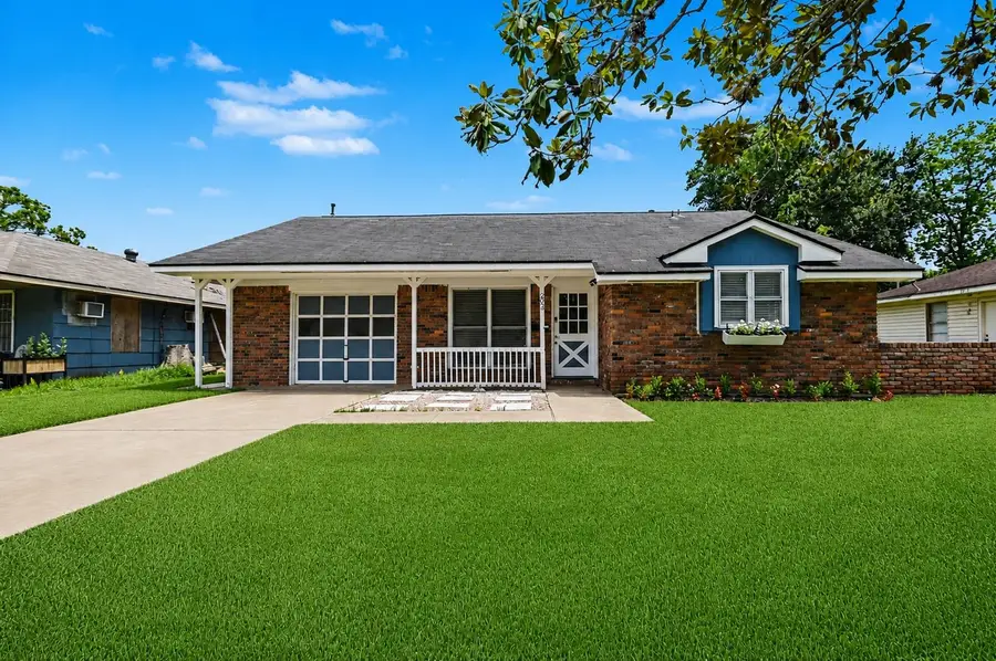 203 Chestnut Street, Lake Jackson, TX 77566 - #2