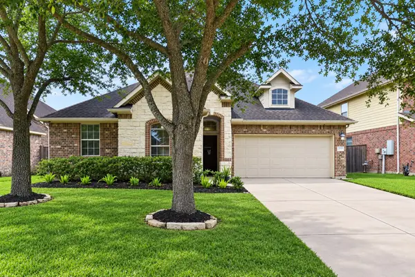 2203 Summit Pass Lane, League City, TX 77573