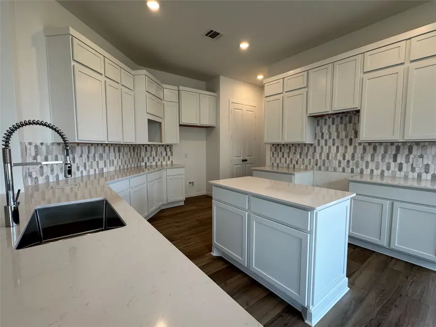 8227 Holly Blue Drive, Rosharon, TX 77583 - Image #3