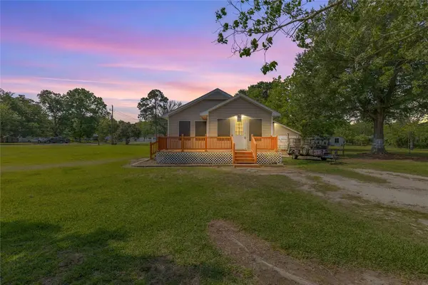 604 Lee Avenue, Anahuac, TX 77514