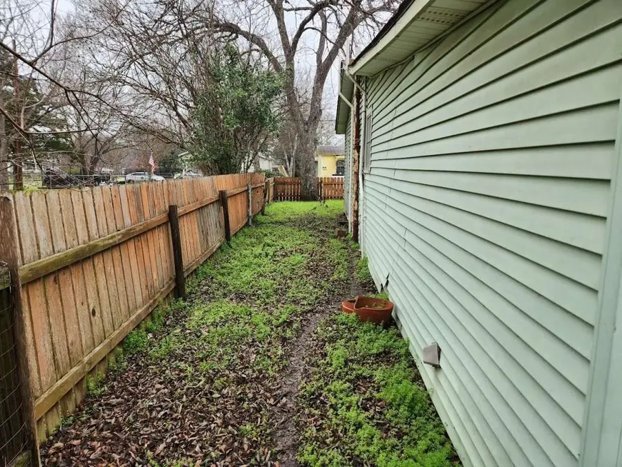 604 Juarez Street, Lockhart, TX 78644 - Image #3