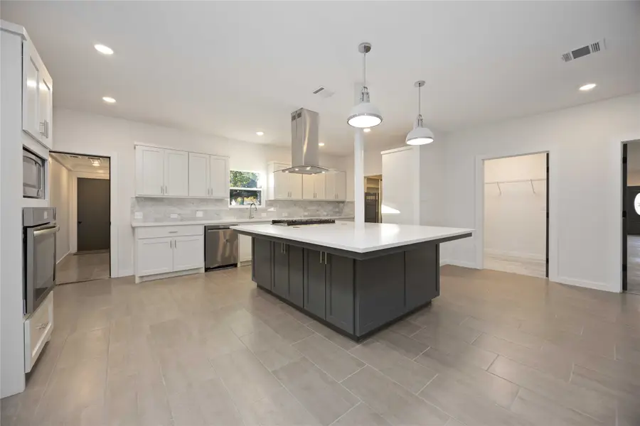 711 W Sidnor Street, Alvin, TX 77511 - Image #2