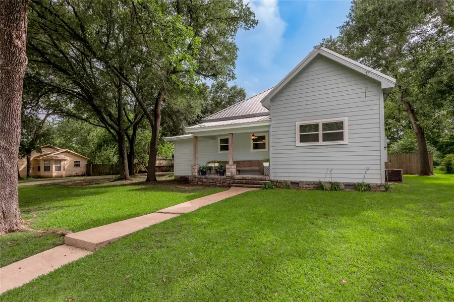 105 N Texas Street, Madisonville, TX 77864 - #2