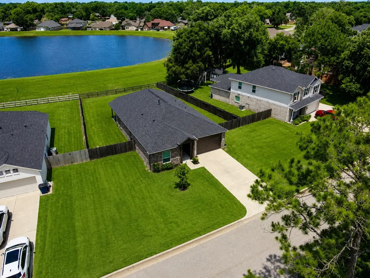 307 Twin Lakes Blvd West, West Columbia, TX 77486 - #1