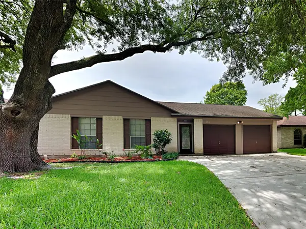 123 Greenshire Drive, League City, TX 77573